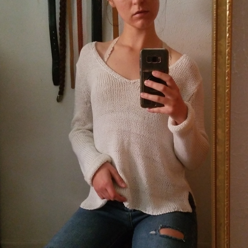 Divided V-neck Knit Sweater